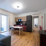 Modern Red Flat In ヴェローナ