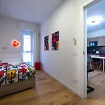 Modern Red Flat In * ヴェローナ