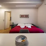 Modern Red Flat In アパート *