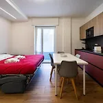 Modern Red Flat In ヴェローナ