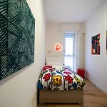 Modern Red Flat In アパート