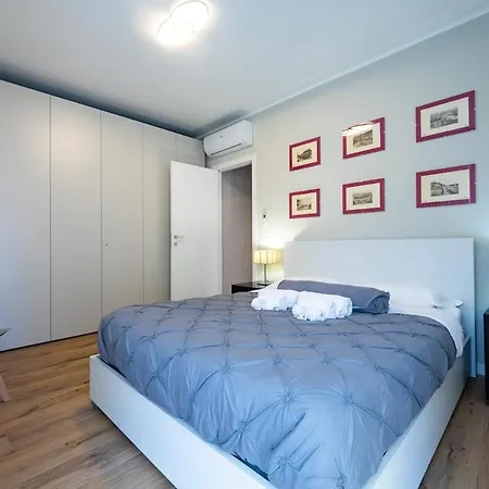 Modern Red Flat In Apartamento