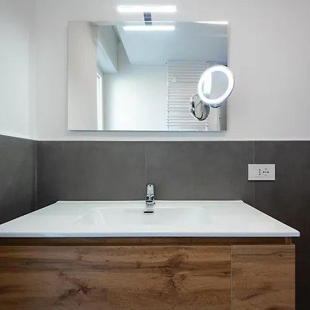 Apartamento Modern Red Flat In Verona