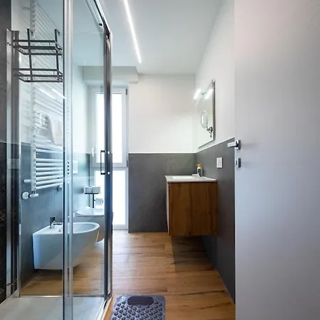 Modern Red Flat In Vérone