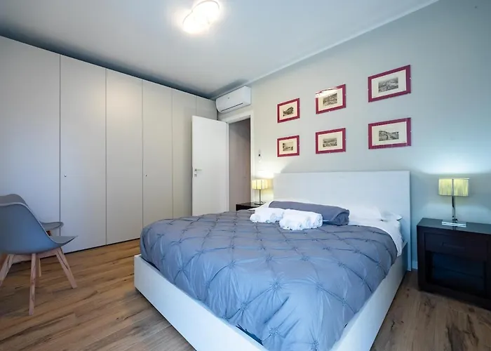 Modern Red Flat In Lejlighed