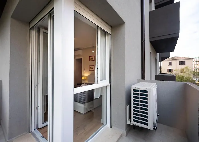 Modern Red Flat In Lejlighed Verona