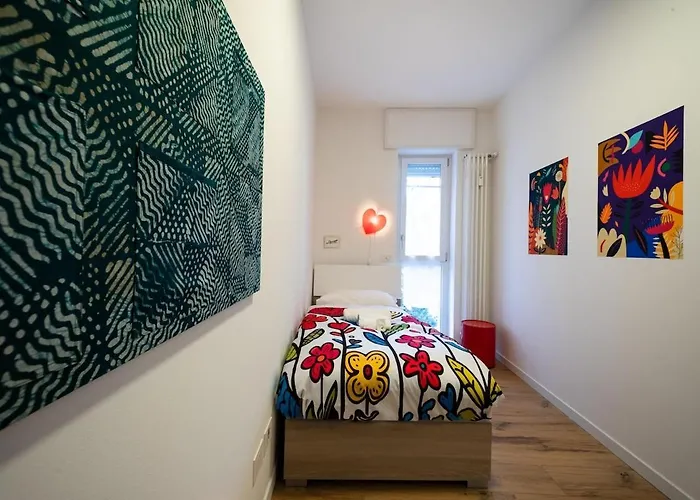 Modern Red Flat In Lejlighed