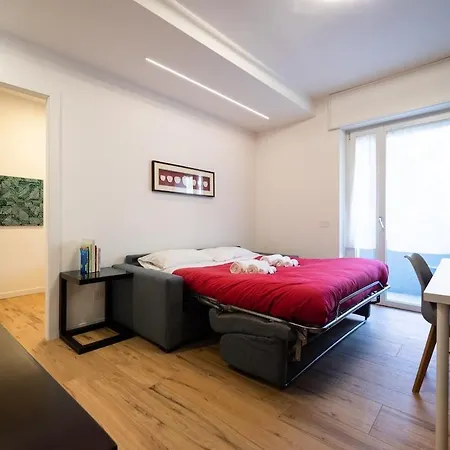 Modern Red Flat In Apartment *