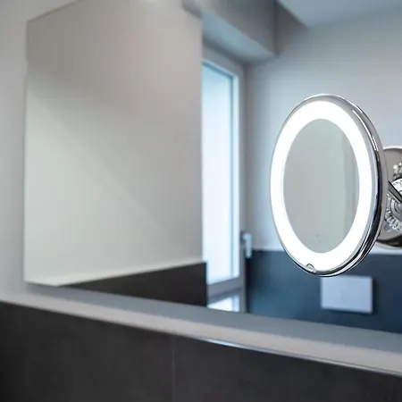 Modern Red Flat In 아파트