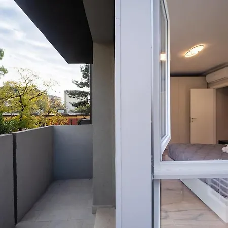 Modern Red Flat In Apartment *