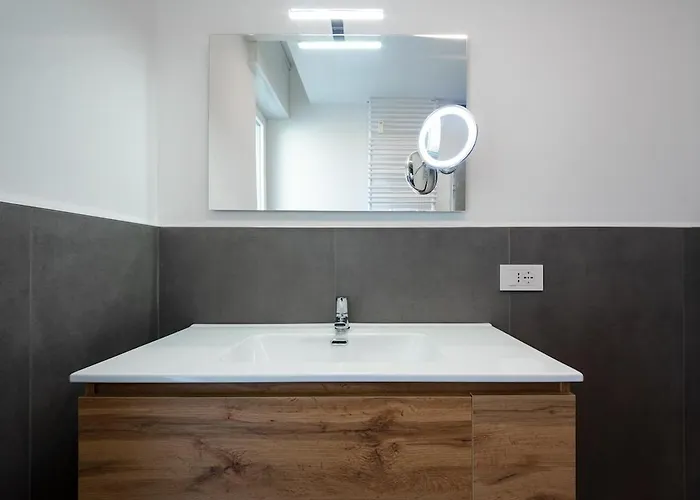 Daire Modern Red Flat In Verona