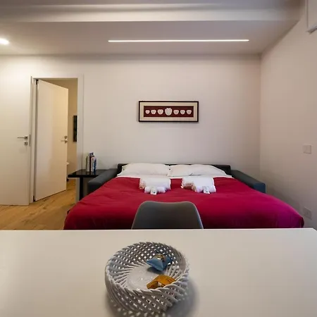 Modern Red Flat In Apartament *
