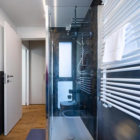 Modern Red Flat In Apartament Werona